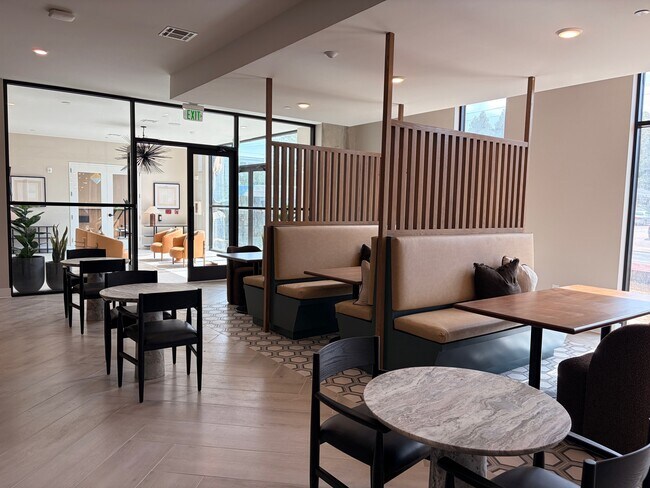 Foto del edificio - Adler Montford Park + Drexel Townes