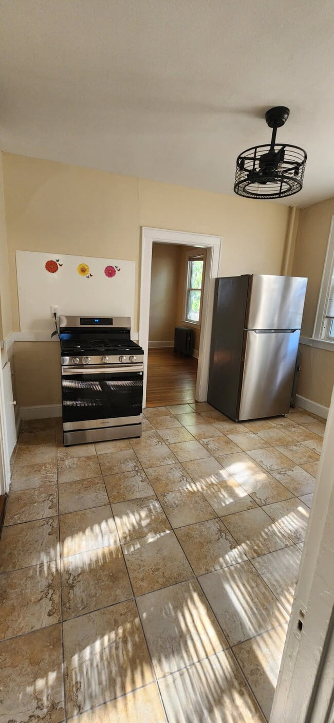 Kitchen area - 425 Fountain St