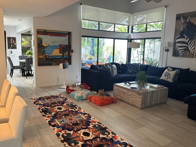 Foto del edificio - 7362 Woodmont Ct