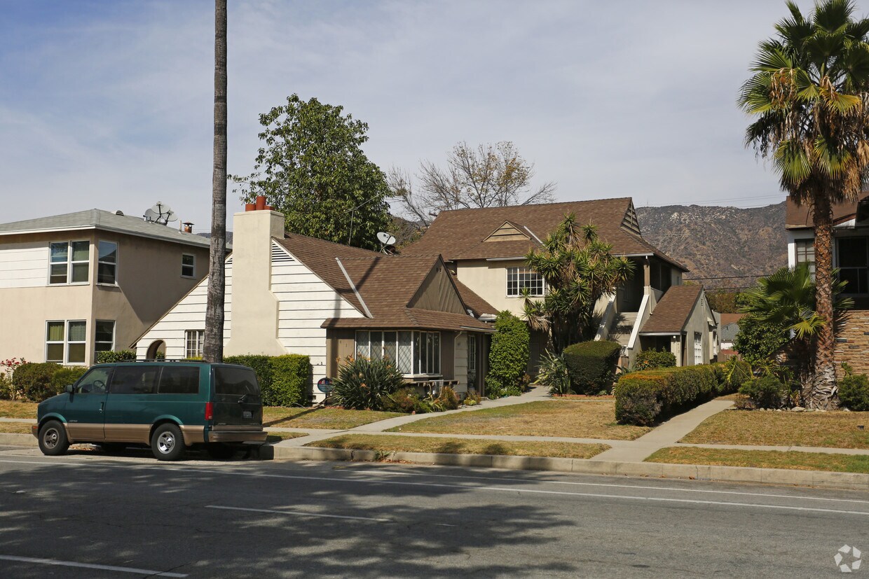 Building - 941 W Glenoaks Blvd