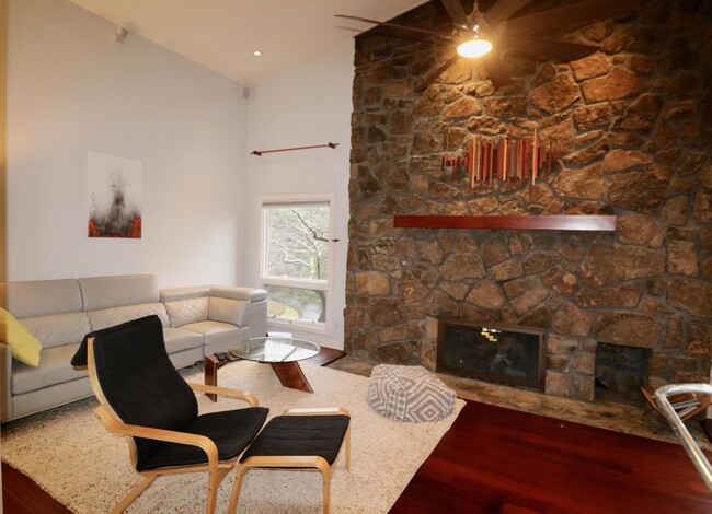 Building Photo - 3016 Brown Wood Dr