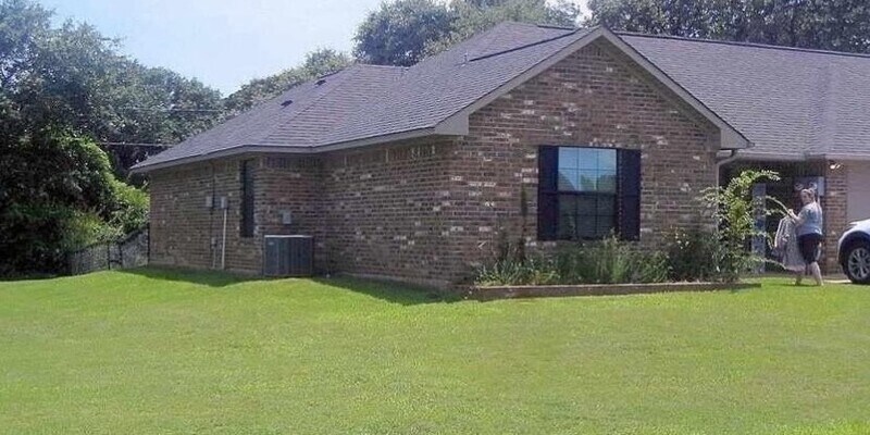 Primary Photo - Country meadow townhouse