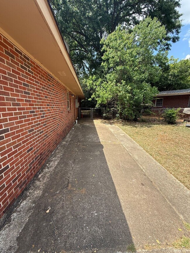 Foto del edificio - ** 3 bed 2 bath located in Morningview **Call (334-366-9198 for a  self viewing)