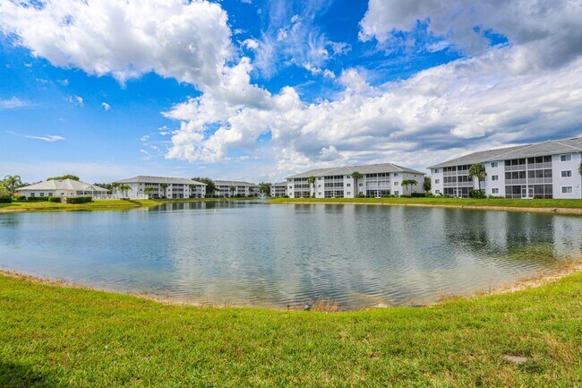 Foto del edificio - ** BEAUTIFUL BLUE HERON 3RD FLOOR ON LAKE ...