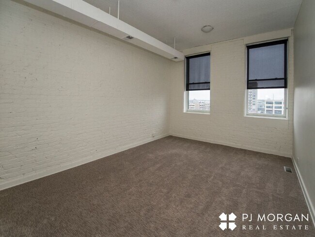 Building Photo - 1110d