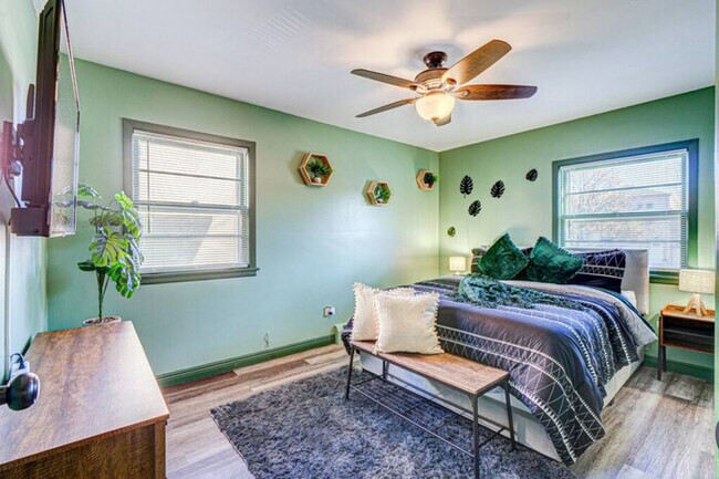 Foto del edificio - Nature Themed 2 BR Elmwood Park Condo