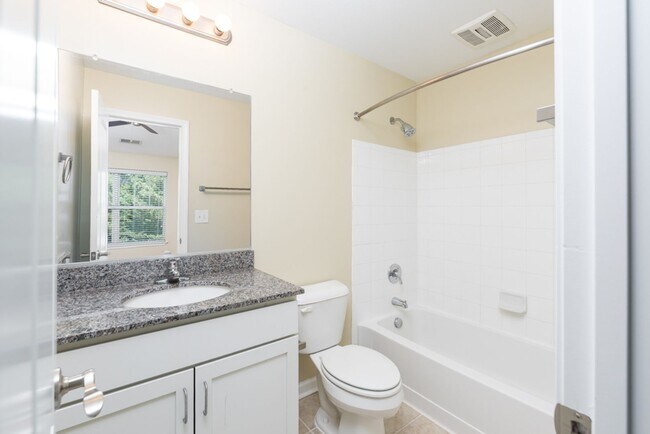 Foto del edificio - 2 Bedroom Townhouse- END UNIT - Everything You Need! Woodlands of Charlottesville *Only a $500 de...