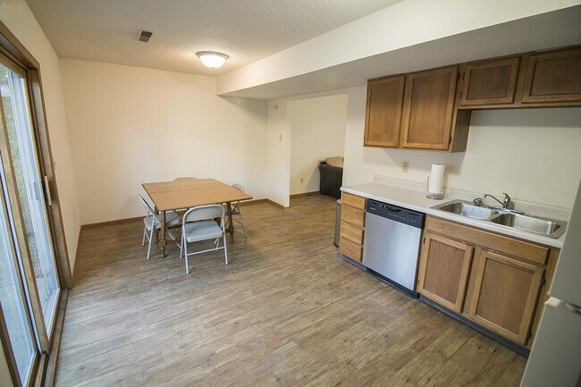Building Photo - 3BR/2BA on EAST CAMPUS!