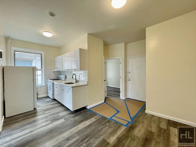 Building Photo - 34 AVENUE 2.5 bedroom includes heat and hot water