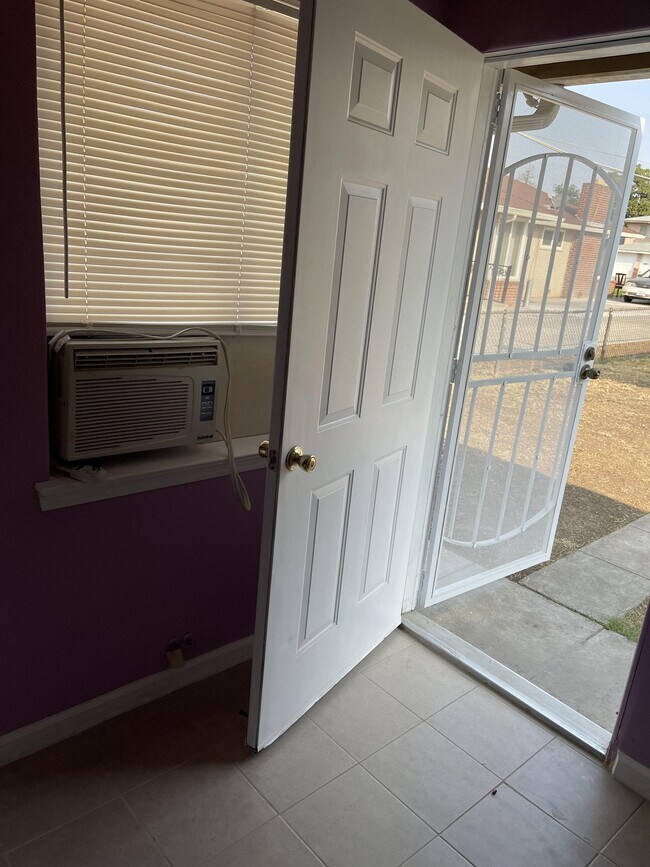 Foto del edificio - 1717 N Fruit Ave