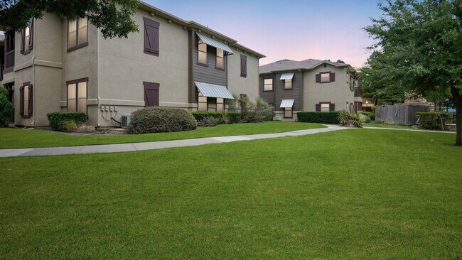 Building Photo - 305 Ranch Dr