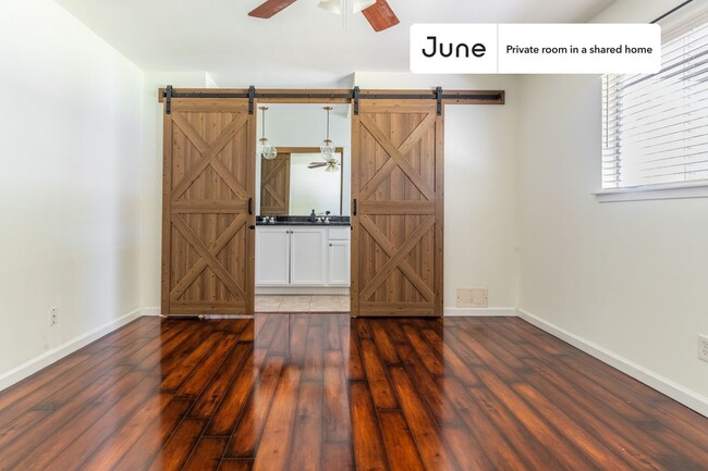 Building Photo - Private bedroom in 4 bed/2 bath Home