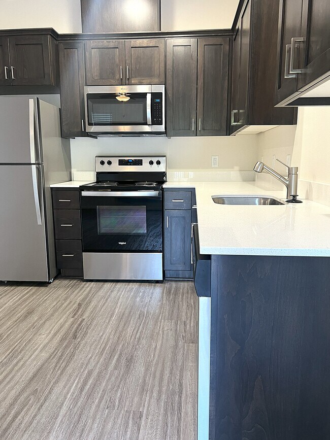 Kitchen - 725 Lockwood Ln S