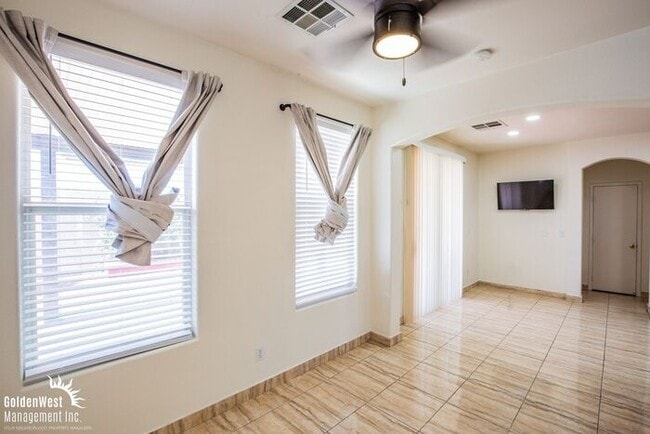 Foto del edificio - Gorgeous 3Bdm 2.5Ba Two-Story Home in Squi...