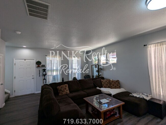 Foto del edificio - 3 Bedroom Townhome with Fenced Back Yard!