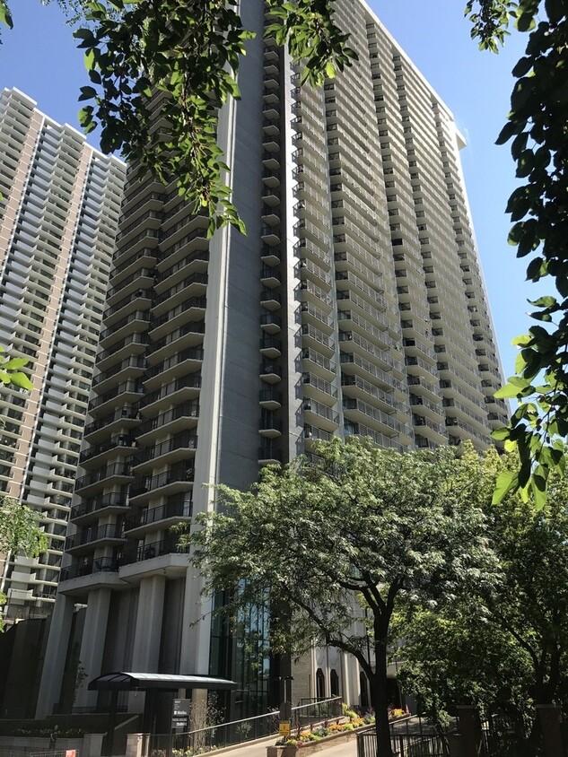 Primary Photo - 6007 N Sheridan Rd