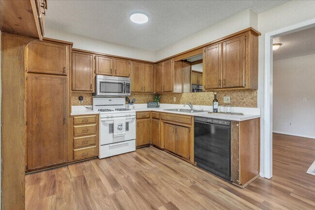 Foto del edificio - Lawn Care Included! 3 bed, 2 bath, 2 livings