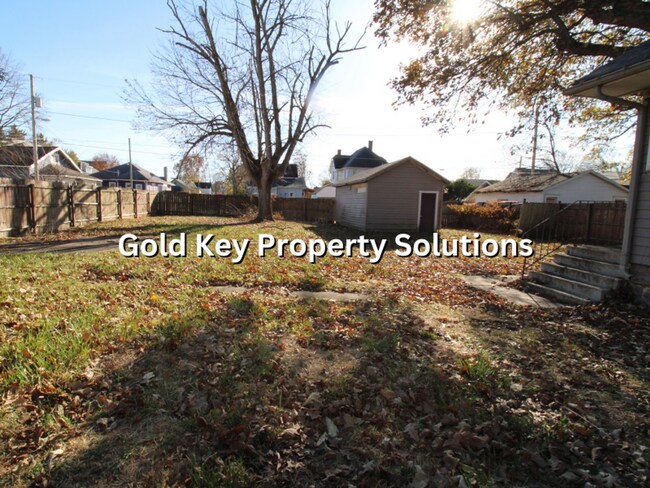 Foto del edificio - 2 BR 1 BA House with Fenced Backyard, Basement, and Garage NO SECTION 8