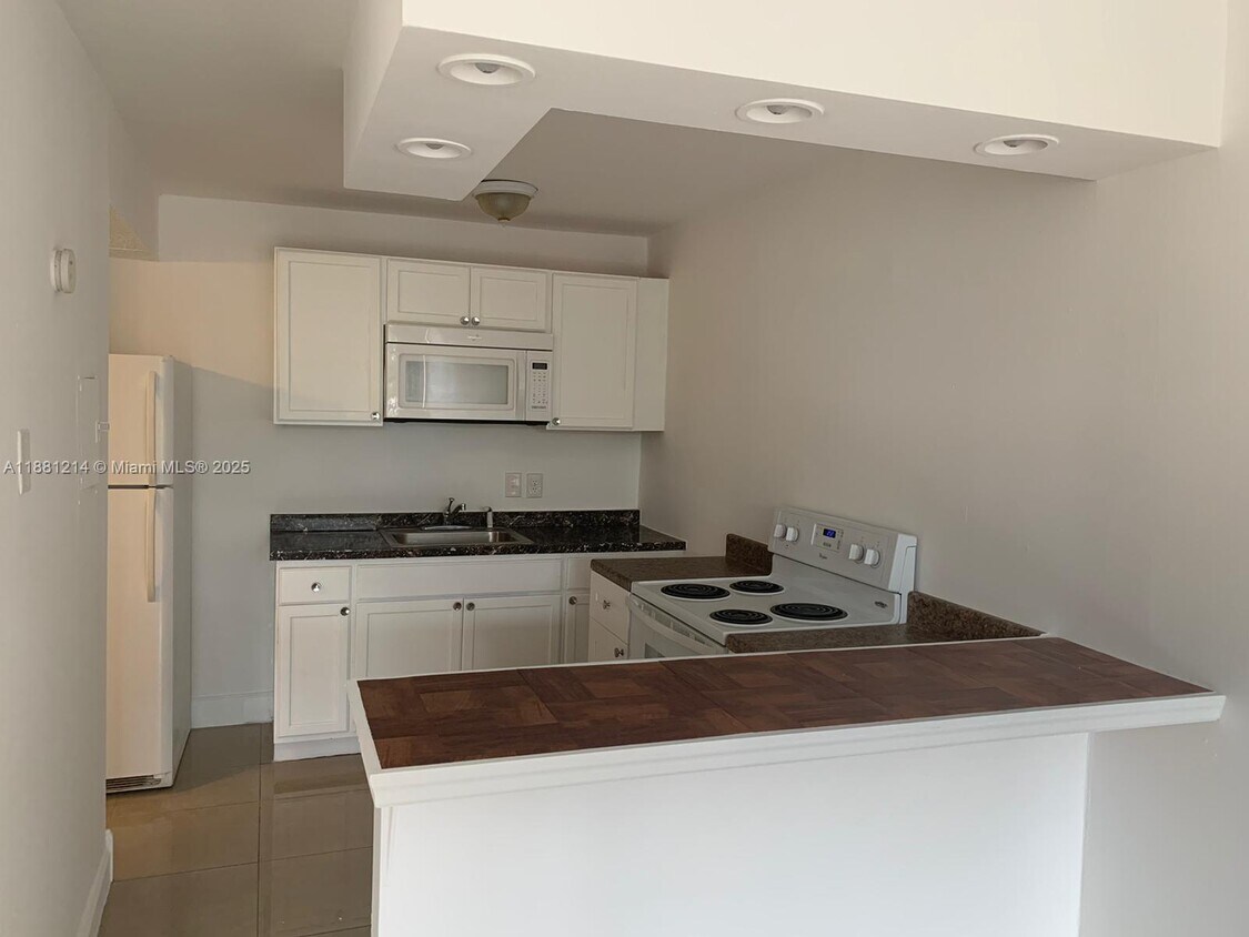 Primary Photo - 2025 NE 164th St