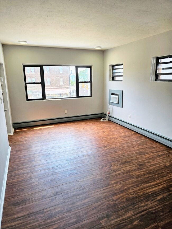 Commuters dreams next to bus stop to NY City, 20 mins to Newark Pennsylvania Station, Rutgers univer - 449 Washington Ave