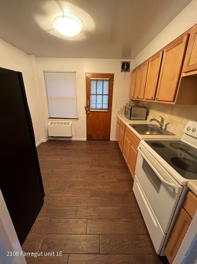 Building Photo - 2108 W Farragut Ave