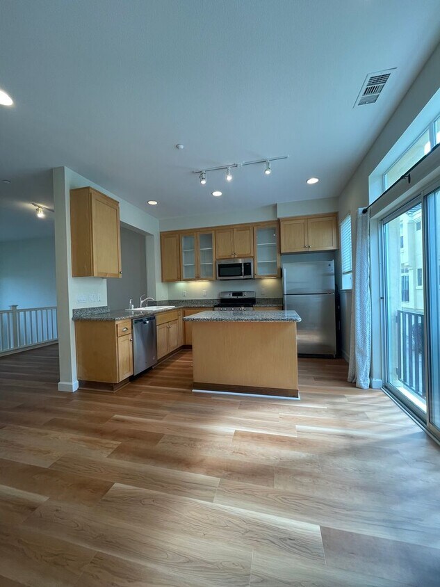 Foto principal - Great Location Spacious 3 Bedroom Townhous...
