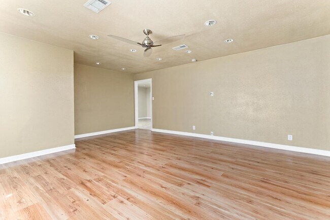 Foto del edificio - 4770 Corkwood Ln