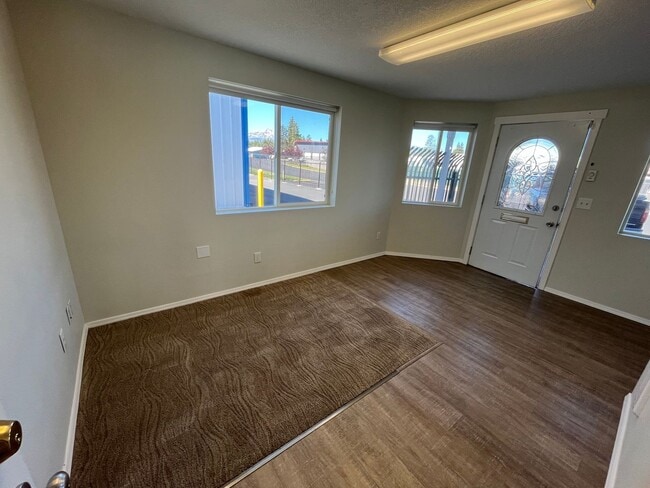Building Photo - Spacious Single Level 1-bdr, 1-bath in Sisters! ***OWNER PAYS UTILITIES***