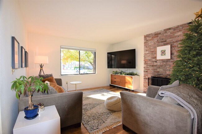 Building Photo - Beautiful 4bd/ 2.5 ba House
