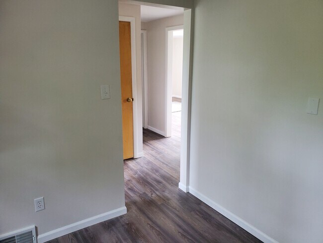 Hallway from kichen - 3205 Greengarden Blvd