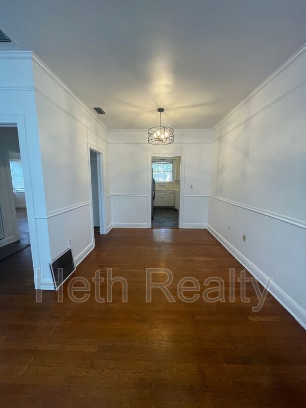 Building Photo - 2748 Vernon Terrace