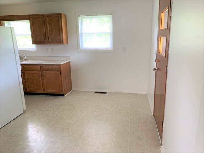 Building Photo - 3 Bedroom Close to Lewis Gale Hospital