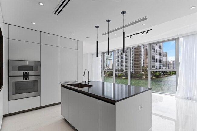 Foto del edificio - 300 S Biscayne Blvd