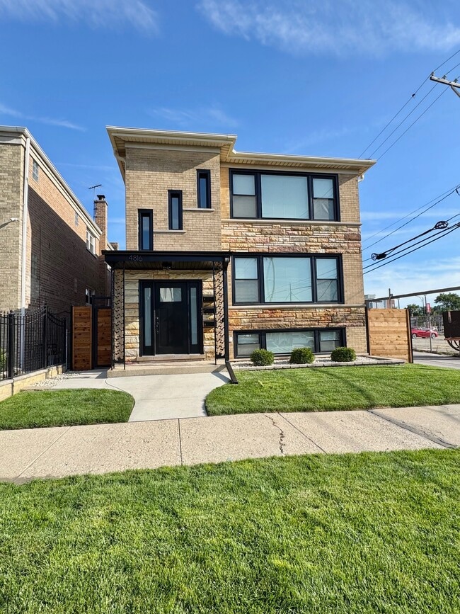 Foto del edificio - 4816 W Henderson St