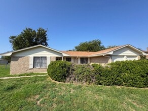 Building Photo - 3007 Sierra Dr