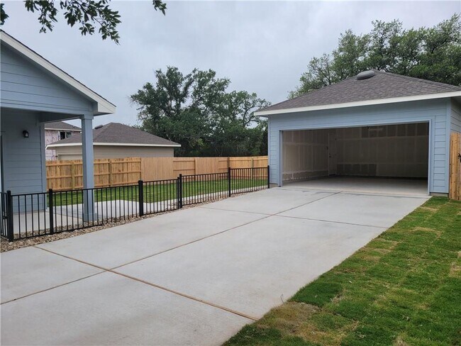 Building Photo - 1733 Lakota Ln