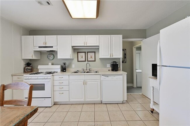 Building Photo - AUGUST PRE-LEASE!! 4 bed, 3 bath house on HUGE lot walking distance to Texas A&M!