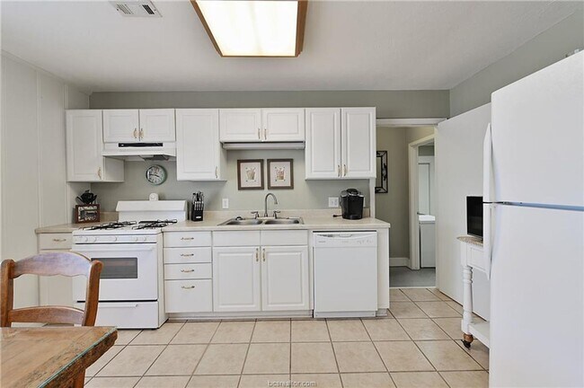 Foto del edificio - AUGUST PRE-LEASE!! 4 bed, 3 bath house on HUGE lot walking distance to Texas A&M!