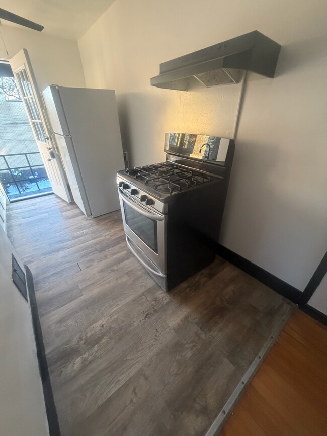 Building Photo - 1465 W 7th Ave