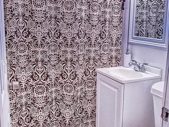 Baño completo - 142 NE 56th St