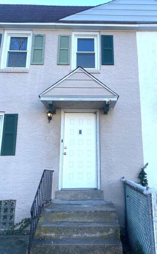 Primary Photo - 76 Foster Ave