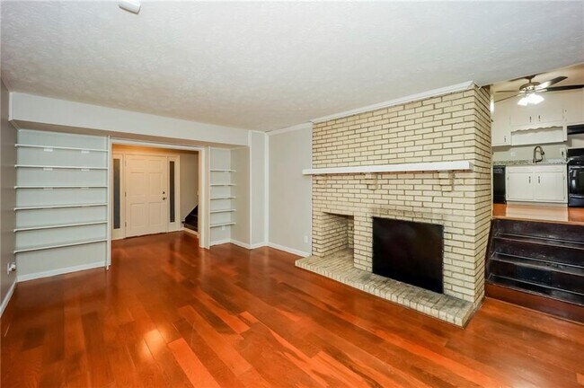 Foto del edificio - 6712 Collier Way