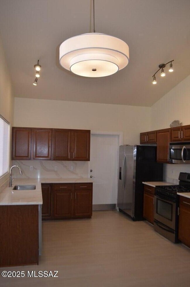 Building Photo - 942 S Suncove Dr