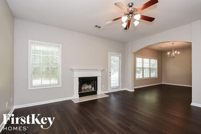 Foto del edificio - 7023 Grand Hickory Dr