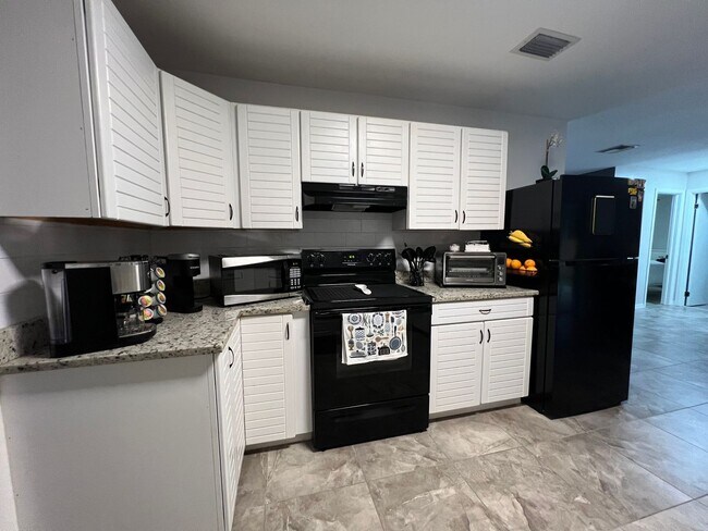 Foto del edificio - *Coming Soon * 3/2/1 Conveniently Located In  Port St Lucie