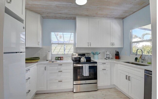 Building Photo - 212 SW 1st Ave