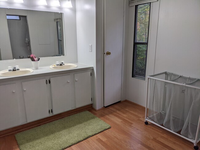 Foto del edificio - 7967 Caswell Rd