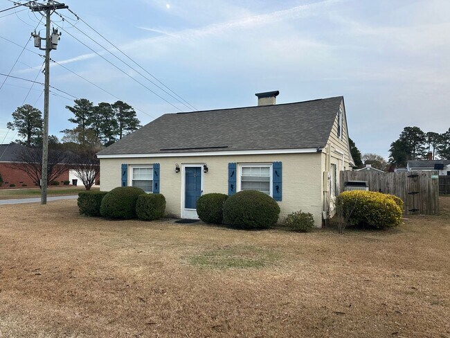 Building Photo - 302 N Shores Rd