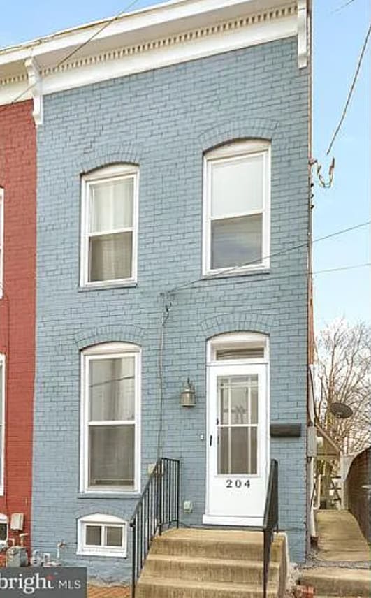 Building Photo - 204 E 7th St
