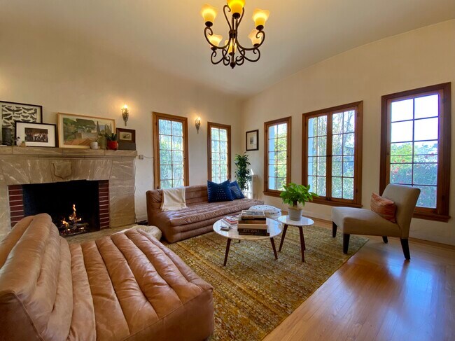 Sala grande con chimenea y vistas al noroeste - 1622 Delta St